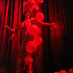 Numéro des ballons photographié au Théâtre Déjazet pour à l'occasion du Cabaret du Prisme.