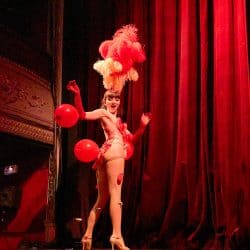 Numéro des ballons photographié au Théâtre Déjazet pour à l'occasion du Cabaret du Prisme.